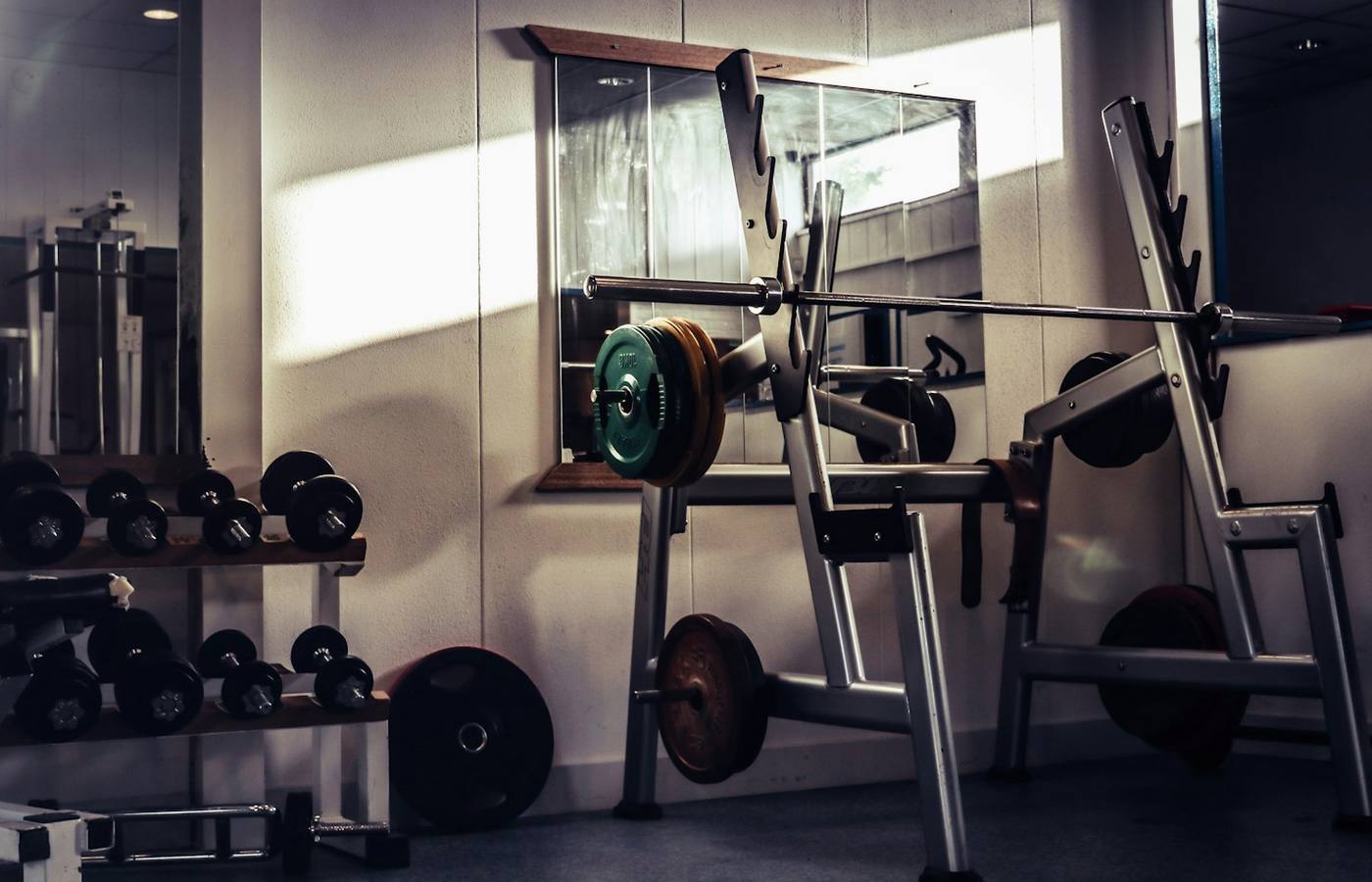 Interiér moderního fitness studia s kvalitním vybavením
